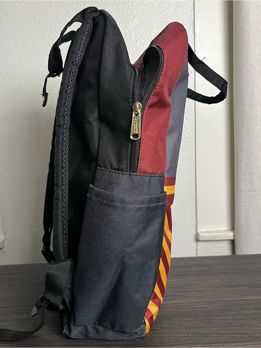 Harry Potter Gryffindor glasses nylon backpack w/ maroon & yellow stripe design